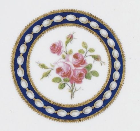 Service en porcelaine de Sèvres "à décor riche en couleurs et riche en or" de Marie-Antoinette Marie140