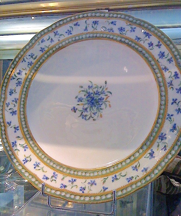 Service en porcelaine de Sèvres "à décor de perles et de barbeaux" de Marie-Antoinette Photo110