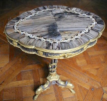Collection de Marie-Antoinette d'objets et meubles en bois pétrifié Photo112