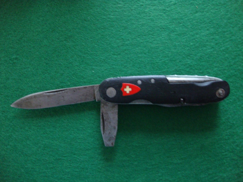 Couteaux de Soldat et Couteaux Officier Suisses. Dsc05210