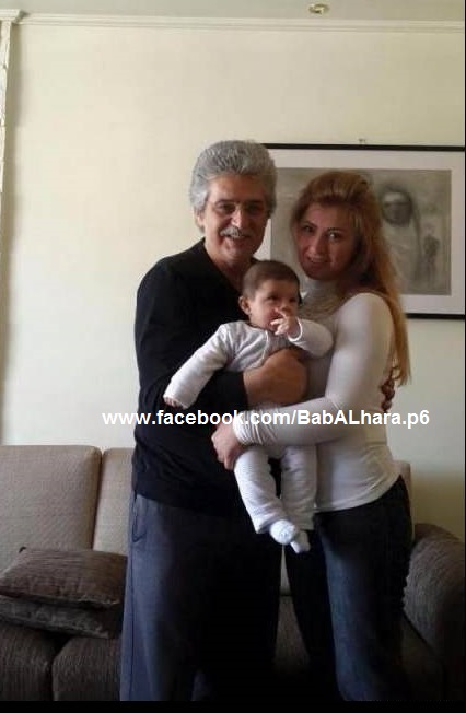 عباس النوري وزوجته مع حفيدهما 23518910