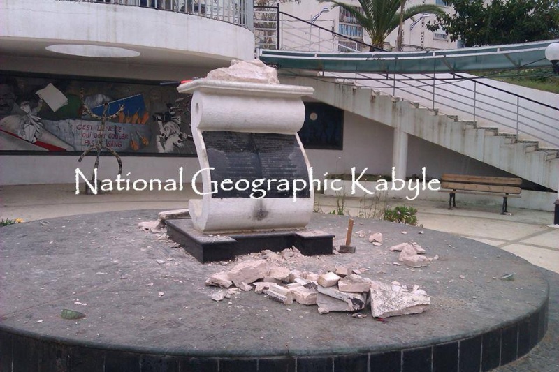 La statue du journaliste Kabyle Saïd Mekbel a été détruite par ... 12742410