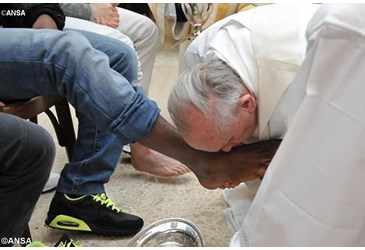 Citation du pape François les femmes seront aussi choisies pour le rite du lavement des pieds  Ansa9310
