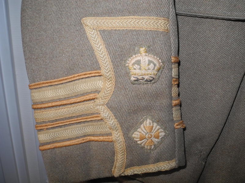 Vareuses et uniformes de l'officier britannique Dscn8596