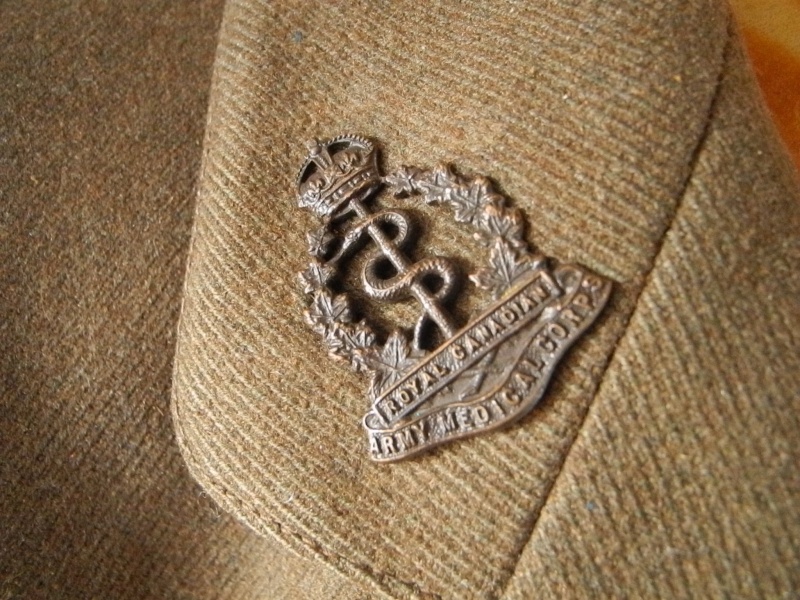 Vareuses et uniformes de l'officier britannique Dscn8597
