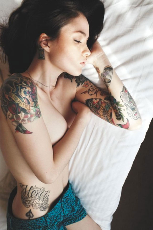 CHARME - Les plus belles femmes sont tatouées... - Page 16 Femme-15
