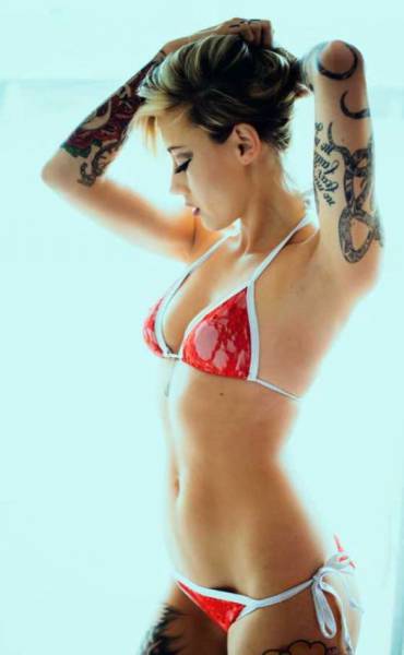 CHARME - Les plus belles femmes sont tatouées... - Page 15 Girls_15
