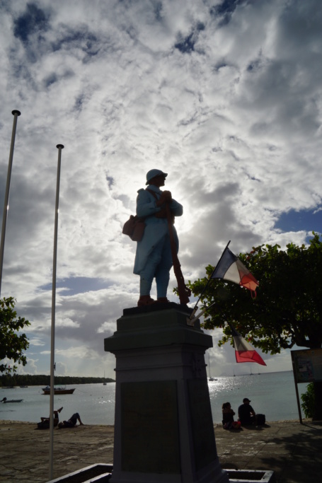 Superbe monument  aux morts à saint Louis,  Marie Galante (Guadeloupe ) Dsc05812