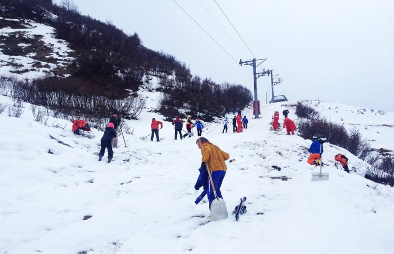 Manque de neige dans les stations de ski hiver 2015/2016 - Page 4 12382410