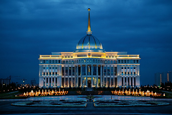 Astana - prestonica iluminata Palace10
