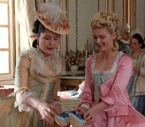 Marie Antoinette avec Kirsten Dunst (Sofia Coppola) - Page 3 B7b90610