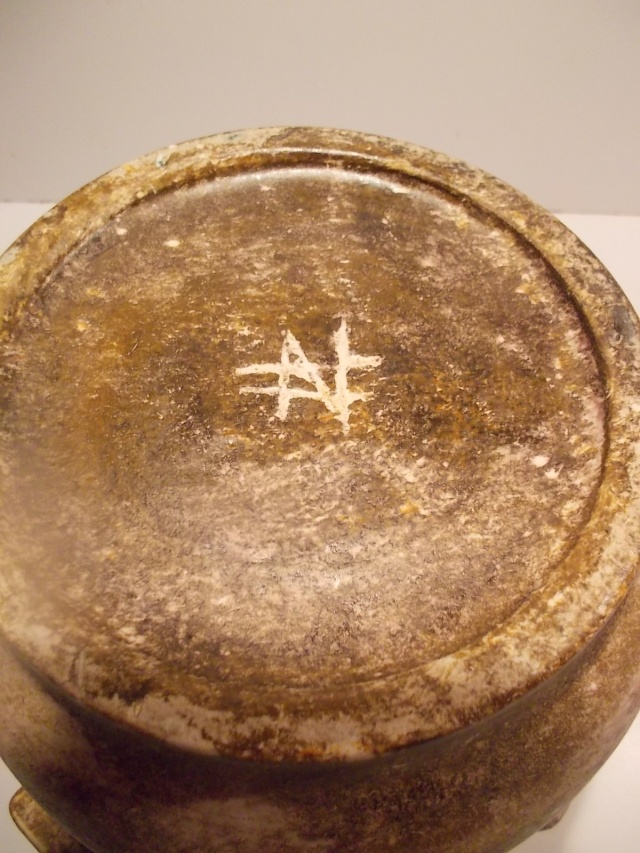 vase pot urne  marqué d'un N ou Z doublement barré à identifier Cerami12