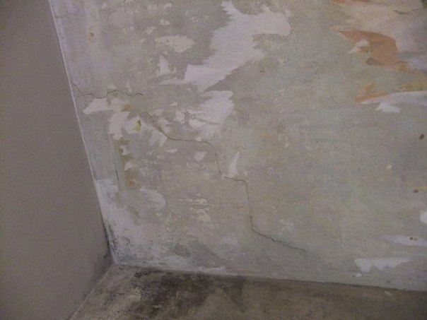 Трещина в несущей стене 4 этажа под перекрытием Rv7mng10
