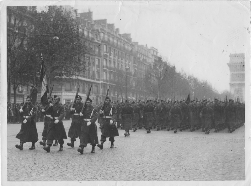 Défilé sur les Champs Elysées du 1er RCP le 11 novembre 1945 Premie16