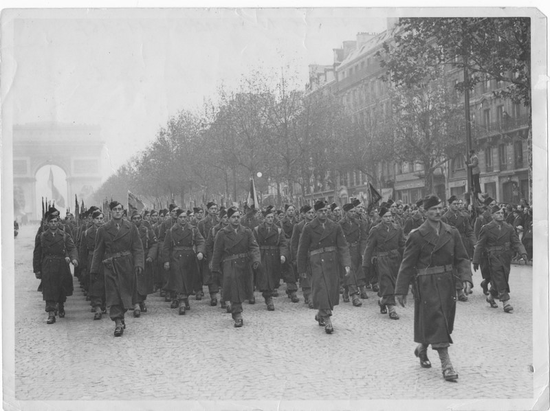 Défilé sur les Champs Elysées du 1er RCP le 11 novembre 1945 Premie17