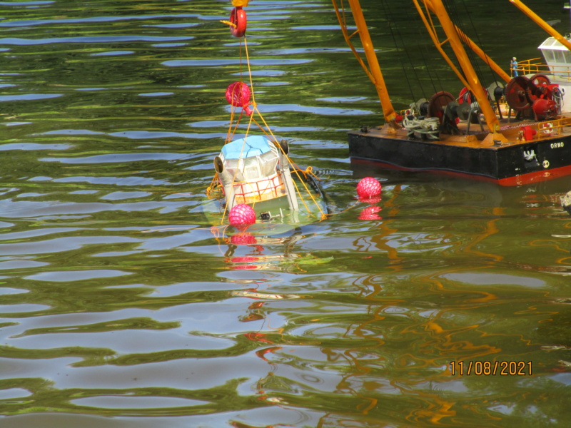 Barge-grue portuaire Orno (scratch RC 1/50°) de Caboteur44 Img_3011