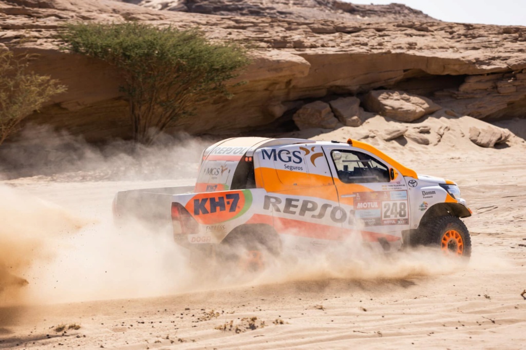 DAKAR 2022 - N°248 TOYOTA HILUX "Repsol Rally Team" I.Esteve Pujol/T.Villalobos 27185010