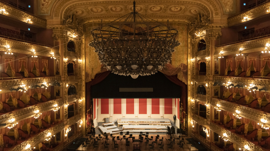 "OPERATIVO ARAÑA" O LA LIMPIEZA DE LA LÁMPARA DEL TEATRO COLÓN Foto3450