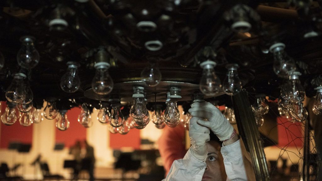 "OPERATIVO ARAÑA" O LA LIMPIEZA DE LA LÁMPARA DEL TEATRO COLÓN Foto3454