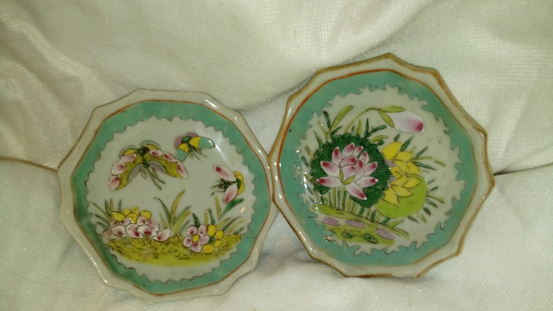 Pair of Chinese-looking small shallow bowls 20200234