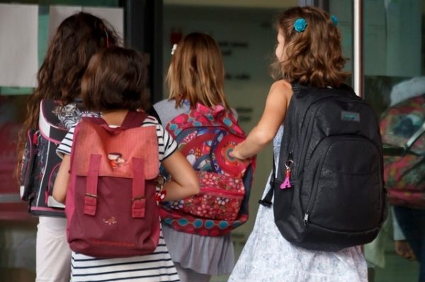 لا تلوموا الحقيبة المدرسية عند شعور أطفالكم بآلام الظهر 13346011