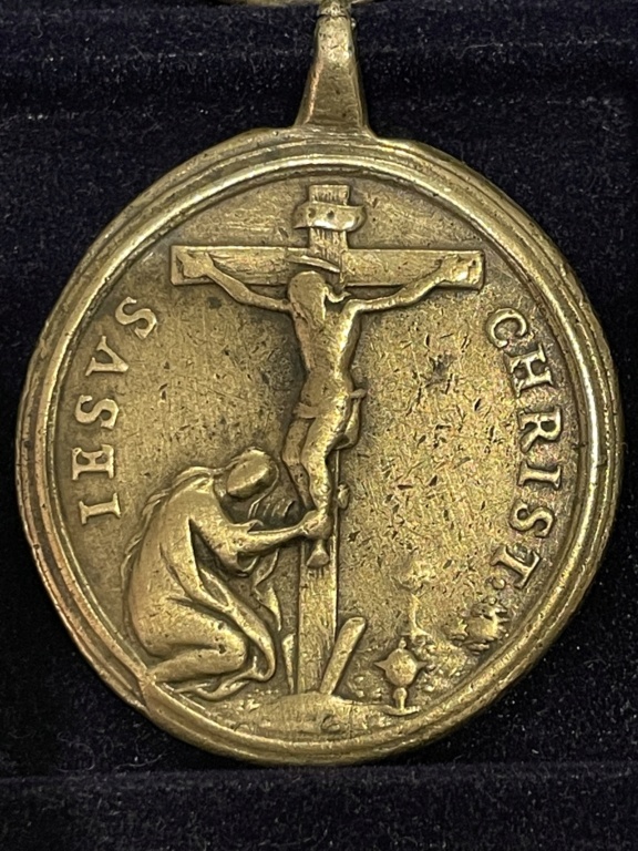 Medalla Crucifixión / Nuestra señora del buen suceso. 38baba10
