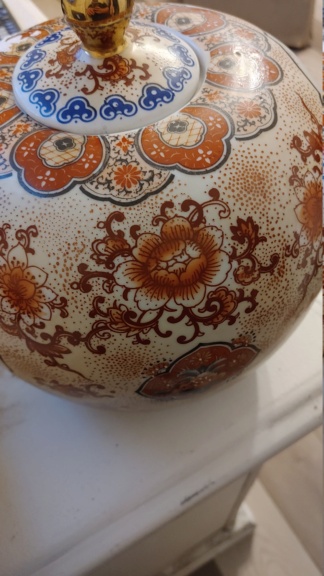 Help! Not sure what this is I think maybe ginger jar?  Oriental?  20220211