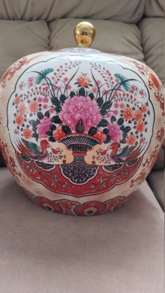 Help! Not sure what this is I think maybe ginger jar?  Oriental?  20220212