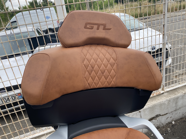 Vends Selle marron (hauteur standard) + dossier top case neufs pour bmw k1600 GTL Img_1010