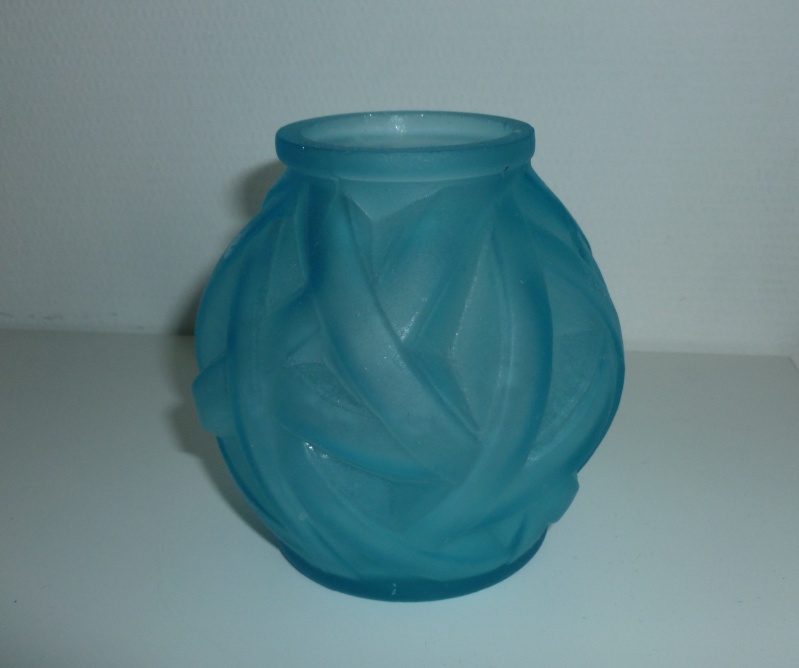 Petit vase boule en verre moulé de Carrillo P1050985