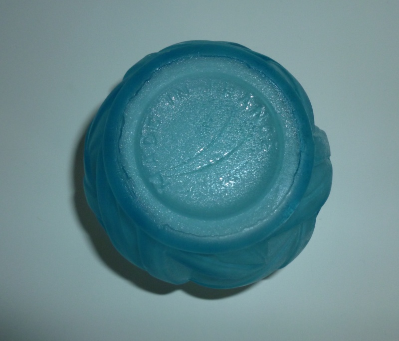 Petit vase boule en verre moulé de Carrillo P1050987