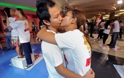 Thaïlande : record du baiser le plus long du monde : + de 46H ! 25318910