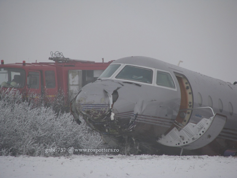 Avion iesit de pe pista la Oradea Pictur34