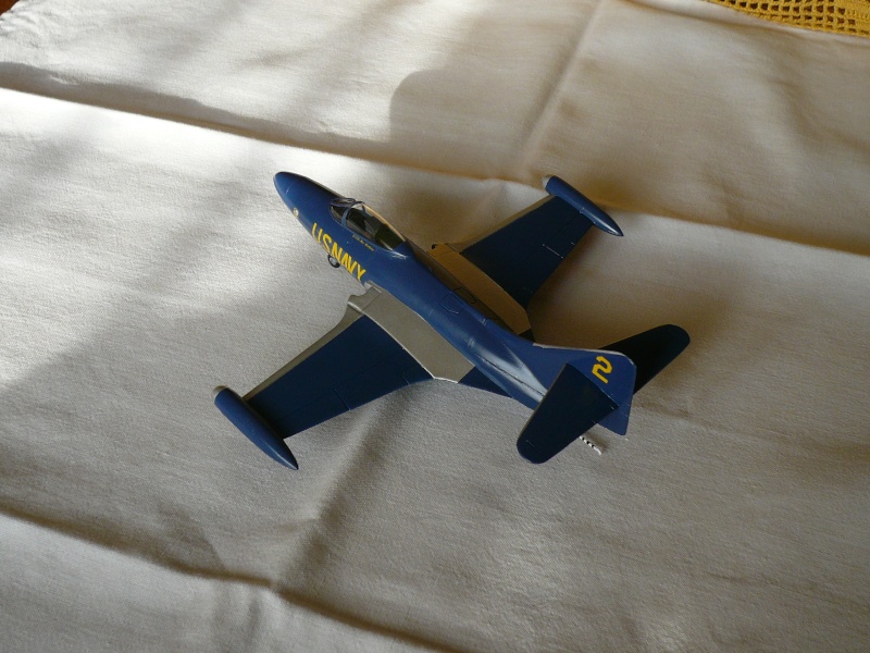 (PATROUILLE)  F9F Panther "Blue Angels" 1/72 [Revell] P1030024