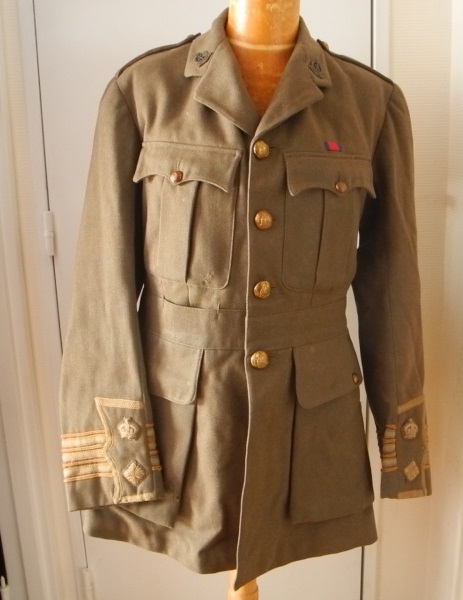 Vareuses et uniformes de l'officier britannique Dscn8510