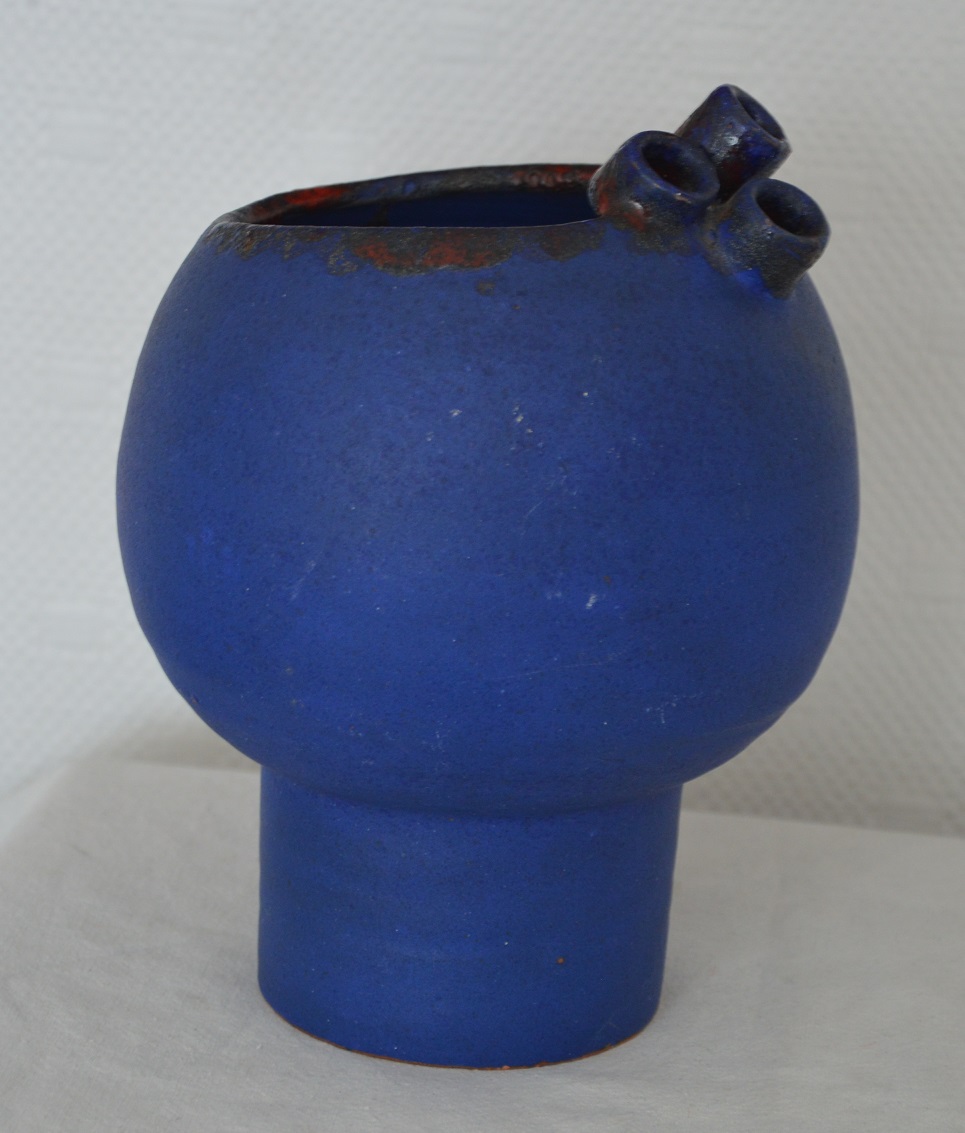 Un vase boule bleu outremer à 3 cols cheminée sans signature à identifier Rty_6110