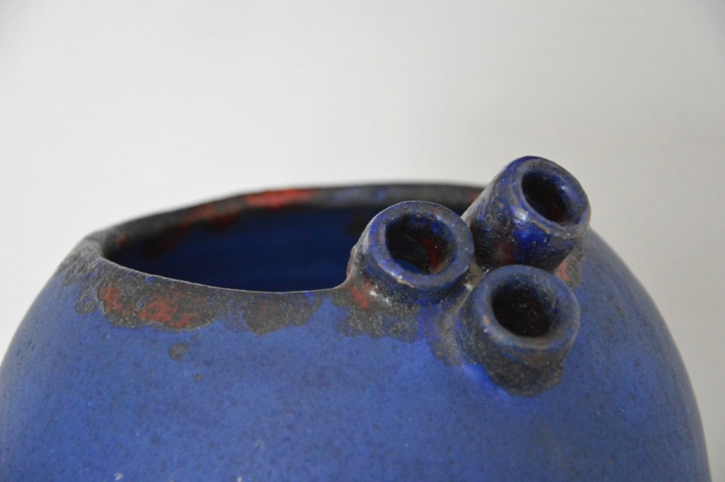 Un vase boule bleu outremer à 3 cols cheminée sans signature à identifier Rty_6210