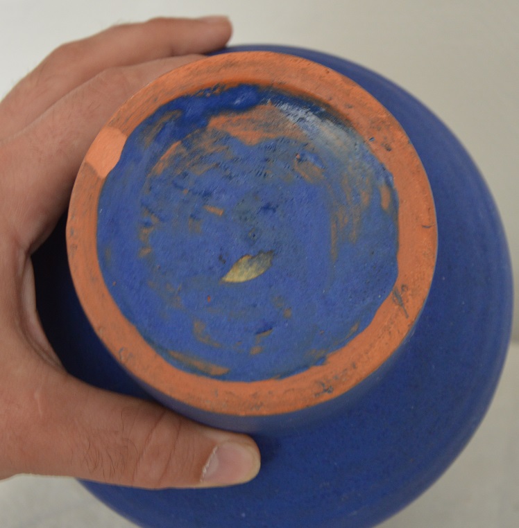 Un vase boule bleu outremer à 3 cols cheminée sans signature à identifier Rty_7110
