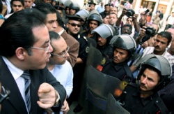 محتجون يسعون للتغيير في مصر يتعاركون مع الشرطة Alasaa12