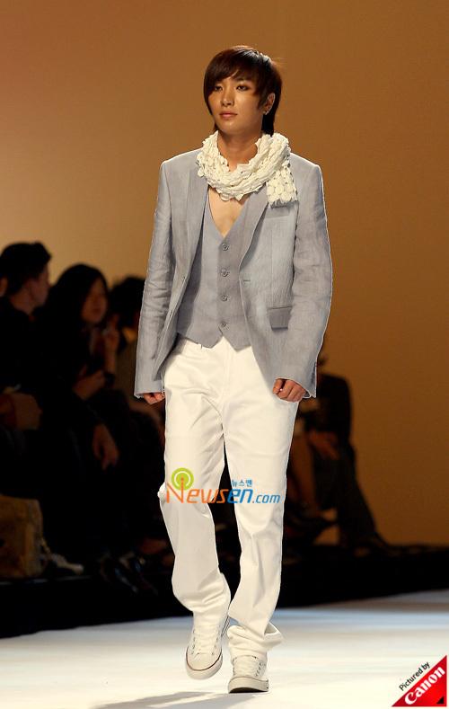 [pic] LeeTeuk on '09 S/S Seoul Collection Suju-a10