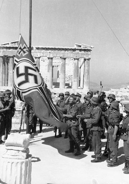 Le drapeau nazi volé sur le Parthenon 421px-10