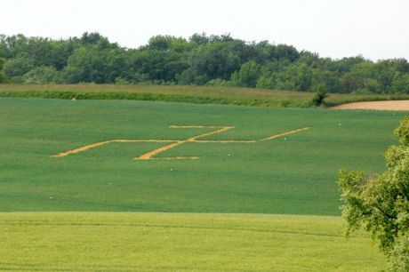 Dans le Gers, une croix gammée dans un champ de blé 00114