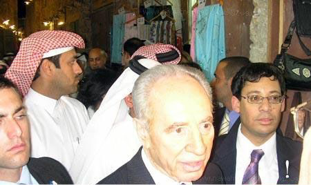 لاطلاعكم بالصور : حاكم قطر يستنكر المجزرة ثم يصافح بيريز رئيس إسرائيل ويتجول في أسواق الدوحة 3_74_210