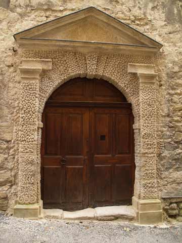 Devant la porte du chateau Porte310