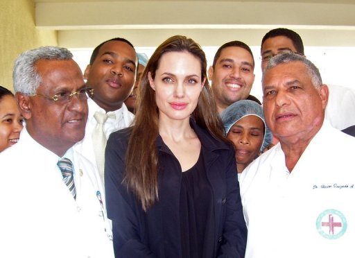 Angelina Jolie visita niños haitianos en hospital de República Dominicana 110