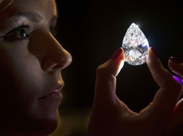 Diamant poire de 101 carats en vente le 15 mai prochain....à Genève Mine_j11