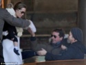 Familia Jolie-Pitt tomam sorvete em Veneza 16.02.10 0111