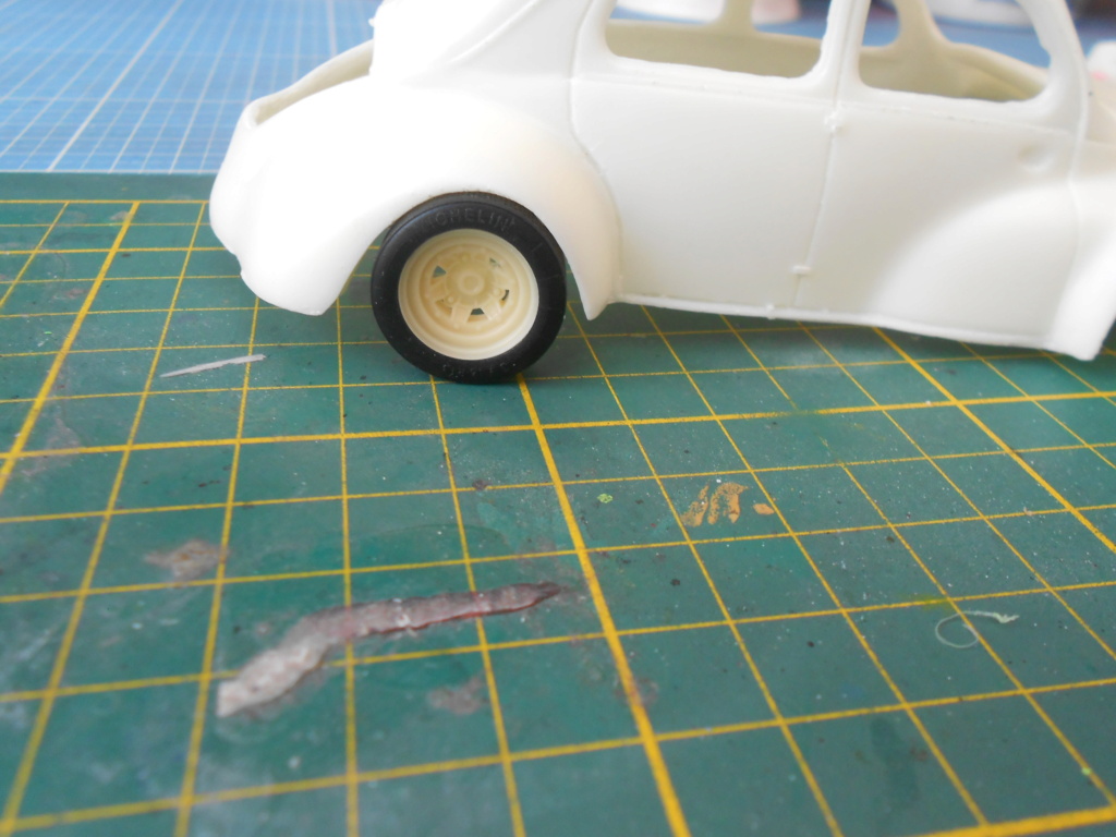 Renault 4cv kit résine arm 1/24 avec base kit Heller   - Page 2 Dsc10169