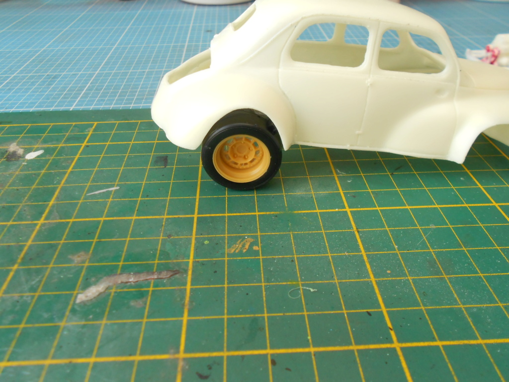 1/24 Renault 4cv kit résine ARM       base  Heller   Dsc10178