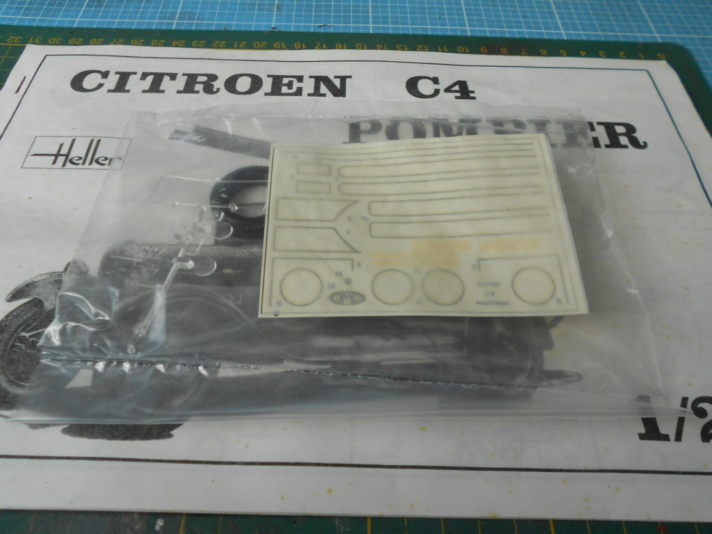 Citroën c4 pompier 1/24 [Heller]   Dsc11682